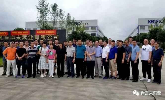 与会人员在遵义宁波袁骏贸易物流管理有限公司有限公司大门口合影留念